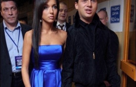 Алсу нөхрөөсөө болж богино банзал өмсдөггүй